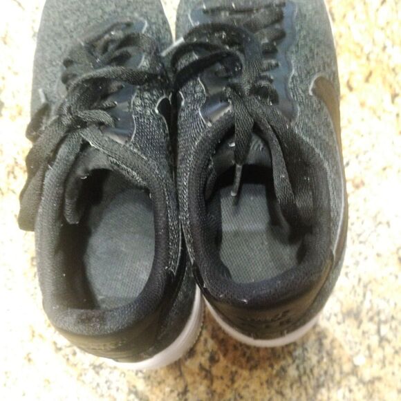 Athletic_Shoes